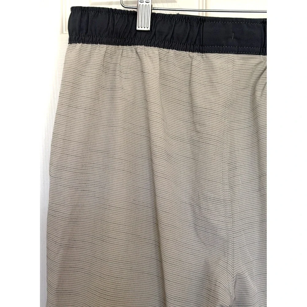 Vuori Cruise Men's Size Medium Gray & Ivory Striped Unlined Board Shorts